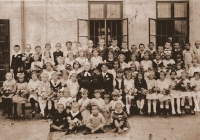 Évzáró az egykori evangélikus iskolában 1930-ban