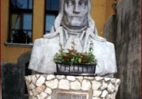 Mellszobra Marosvásárhelyen,  a Bolyai Elméleti Líceum udvarában- Miholcsa József alkotása