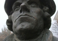 Békéscsaba Luther Márton mellszobra szemből