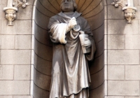 A homlokzat Luther szobra