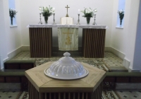 Magyarkeresztúri Evangélikus Templom - oltár és keresztelőmedence Magyarkeresztúri Evangélikus Templom - oltár és keresztelőmedence