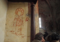 A belső tér egy részlete, a diadalív mellett bal oldalon a legkorábbi rétegekből előkerült Köpenyes Madonna falkép