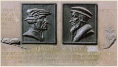 Zwingli és Kálvin domborművei a Debreceni Református Kollégium falán