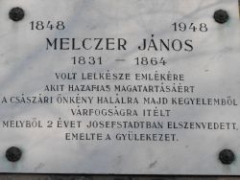  Melczer János emléktábla, Melczer János és fia, Titusz sírköve a Rákoskeresztúri Evangélikus Templom falán
